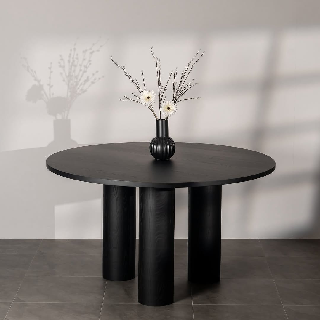 Tres round dining table in solid ash wood and ash veneer finished in black